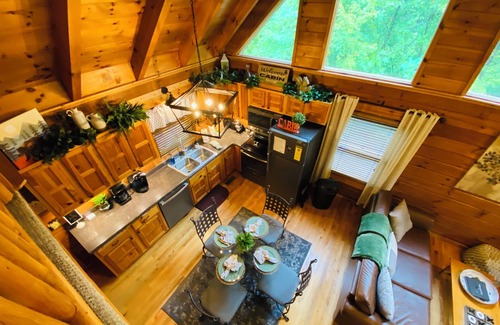 Gatlinburg - Pigeon Forge Cabin | Rocky Top, Mountain View, Wifi, Privacy, Hot Tub, King Bed, Gatlinburg