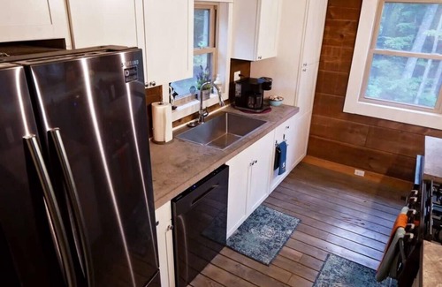 Lansing Cabin | Rocky Top Retreat-SUMMER SPECIALS Message Us Near AOTG