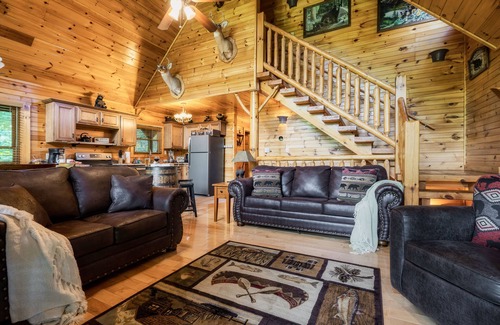 Hemlock Hills Cabin | Rocky Top Sports Gatlinburg-Hot Tub-Air Hockey-Foosball-Pool Table!