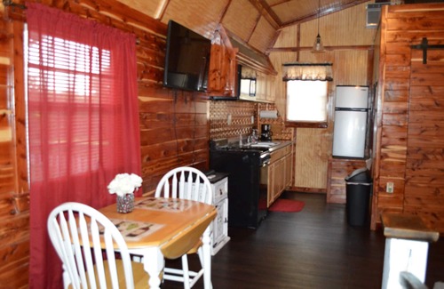 Hughes County Cabin | Rocky Top Winery Cabin #2
