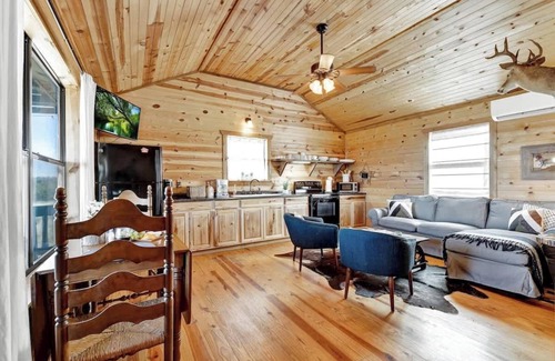 Fredericksburg Cabin | RockyRidge Cabin-Amazing Views!