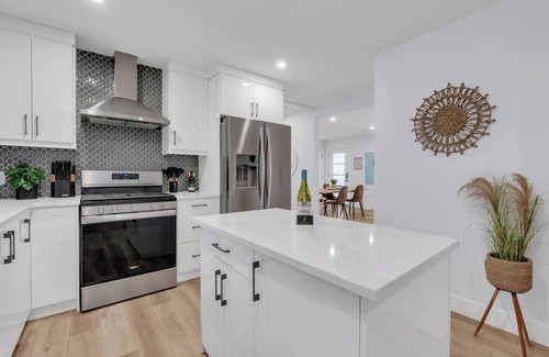 Killarney House | "Rodeo" Upper Suite in trendy Killarney - Huge backyard