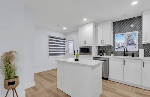 Killarney House | "Rodeo" Upper Suite in trendy Killarney - Huge backyard