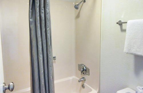 Altoona Hotel | Rodeway Inn Altoona Orchard Plaza