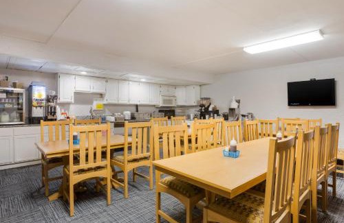 Branson Theater District Hotel | Rodeway Inn Branson, Brick House