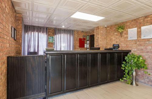 Branson Theater District Hotel | Rodeway Inn Branson, Brick House
