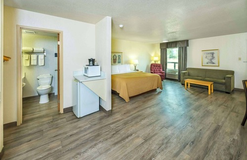 Edson Hotel | Rodeway Inn
