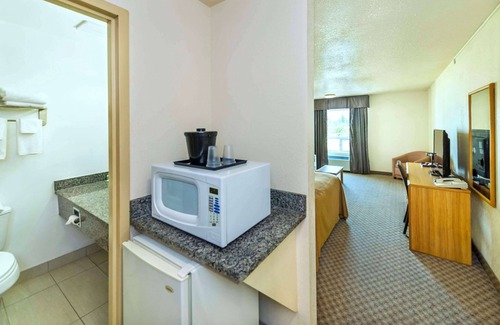 Edson Hotel | Rodeway Inn