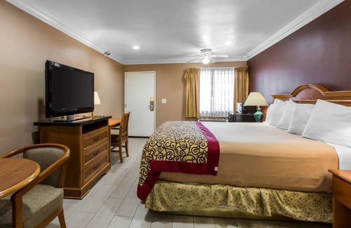 Cypress Hotel | Rodeway Inn Cypress - Buena Park