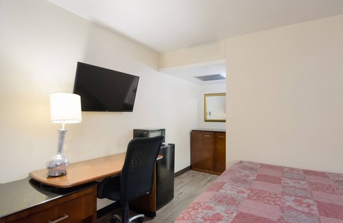 Evans Hotel | Rodeway Inn Greeley