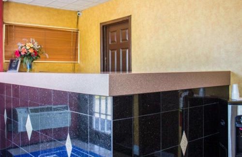 Huntington Station Hotel | Rodeway Inn Huntington Station - Melville
