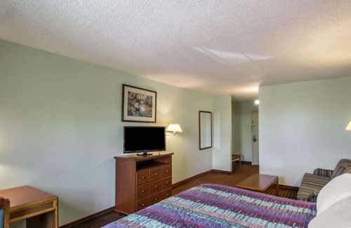 Lakeville Hotel | Rodeway Inn Lakeville