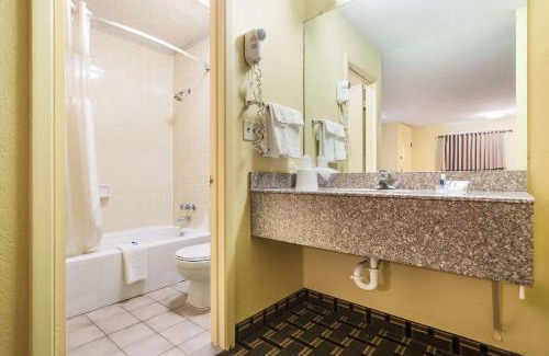 Martell Hotel | Rodeway Inn Lincoln West - University Area