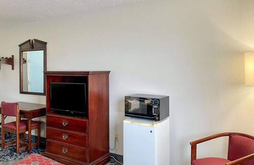 Lamoni Hotel | Rodeway Inn near I-35 Lamoni