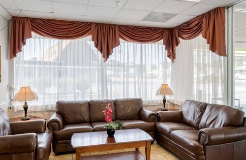 Yorkshire Hotel | Rodeway Inn Newark - University Area