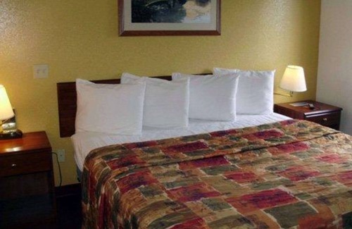 Salina Hotel | Rodeway Inn Salina North