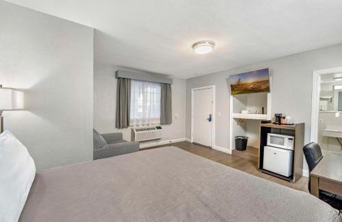 Stockton Hotel | Rodeway Inn Stockton Highway 99