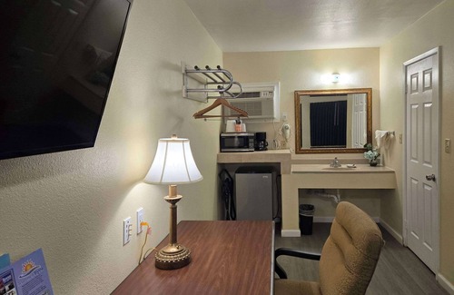 Blythe Hotel | Rodeway Inn & Suites Blythe I-10