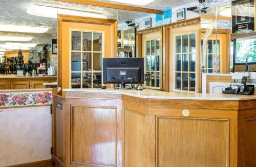 Branford Hotel | Rodeway Inn & Suites Branford - Guilford