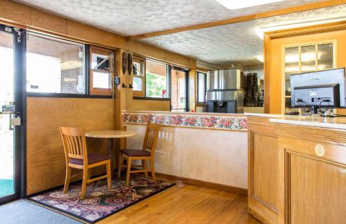 Branford Hotel | Rodeway Inn & Suites Branford - Guilford