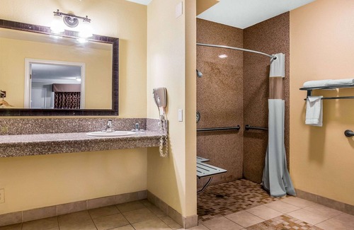 Canyon Lake Hotel | Rodeway Inn & Suites Canyon Lake-Menifee West