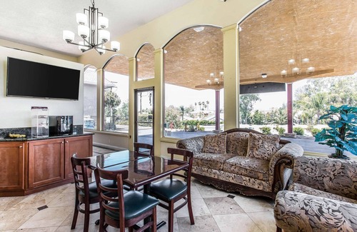 Canyon Lake Hotel | Rodeway Inn & Suites Canyon Lake-Menifee West