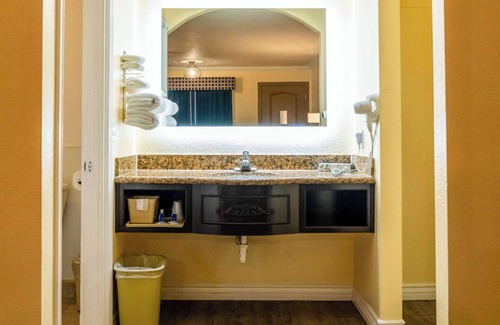 Colton Hotel | Rodeway Inn & Suites Colton - Riverside