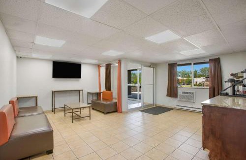 East Paris Hotel | Rodeway Inn & Suites Grand Rapids Southeast