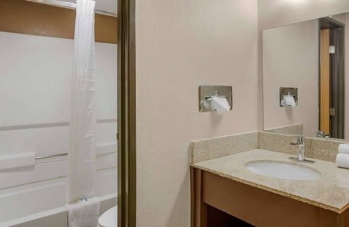 Grand Rapids Hotel | Rodeway Inn & Suites Grand Rapids Southeast