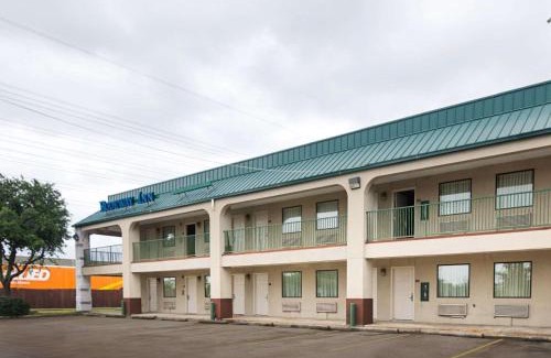 Brookhollow Hotel | Rodeway Inn & Suites Hwy 290 NW