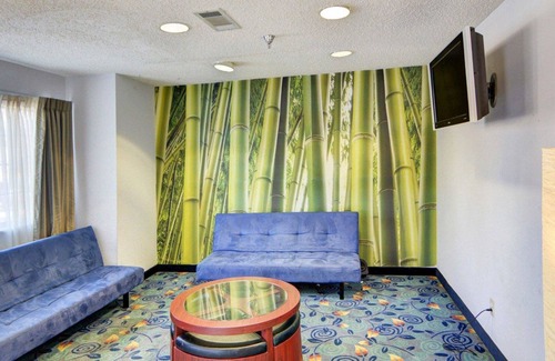 Lewisville Hotel | Rodeway Inn & Suites Lewisville I-35