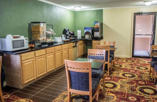 Plymouth Hotel | Rodeway Inn & Suites Plymouth Hwy 64
