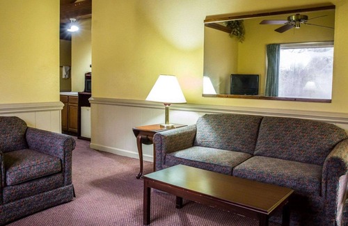 Plymouth Hotel | Rodeway Inn & Suites Plymouth Hwy 64