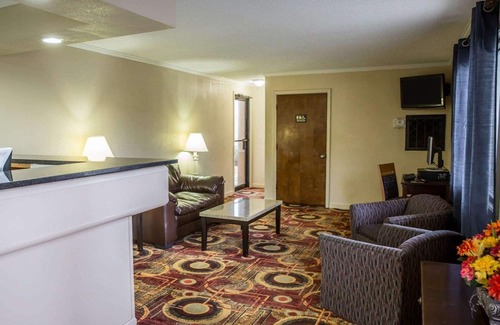 Plymouth Hotel | Rodeway Inn & Suites Plymouth Hwy 64