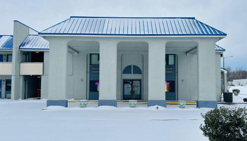 Plymouth Hotel | Rodeway Inn & Suites Plymouth Hwy 64
