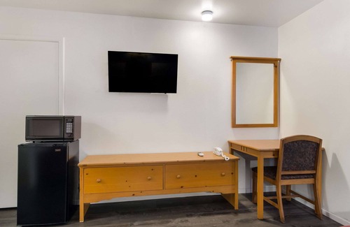 Sidney Hotel | Rodeway Inn & Suites Sidney Historic Downtown I-80