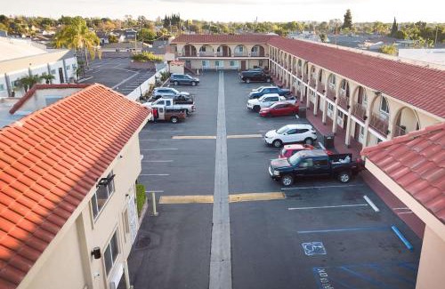 Bellflower Hotel | Rodeway Inn & Suites
