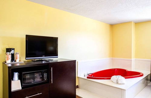 Monticello Hotel | Rodeway Inn & Suites