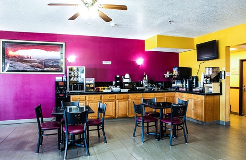 Monticello Hotel | Rodeway Inn & Suites
