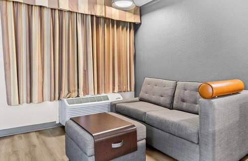 Saginaw Hotel | Rodeway Inn & Suites