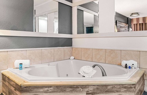 Saginaw Hotel | Rodeway Inn & Suites