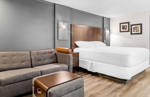 Saginaw Hotel | Rodeway Inn & Suites