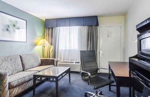 Williamsburg Hotel | Rodeway Inn & Suites Williamsburg Central