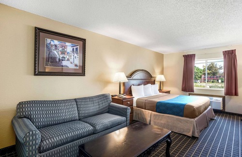 Cedar Rapids - Iowa City Hotel | Rodeway Inn