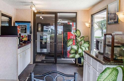 Findlay Hotel | Rodeway Inn