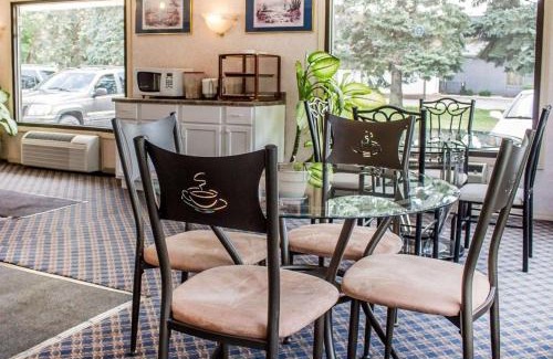 Findlay Hotel | Rodeway Inn