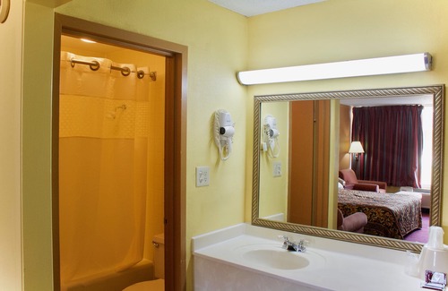Monroe Hotel | Rodeway Inn