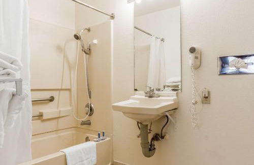 Rohnert Park Hotel | Rodeway Inn Wine Country