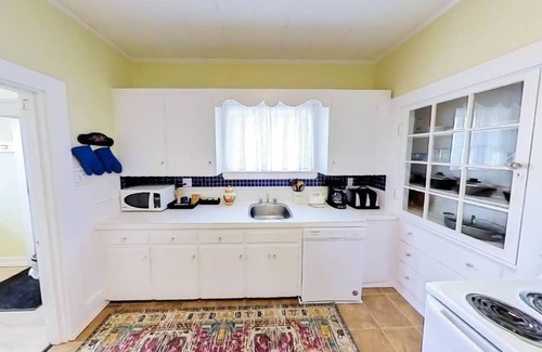 Yarmouth Apartment | Rodney Guest House #141