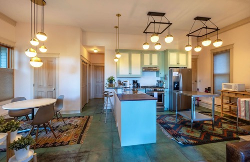 Hood River House | Roe Parker House - DT Hood River, Walk everywhere!